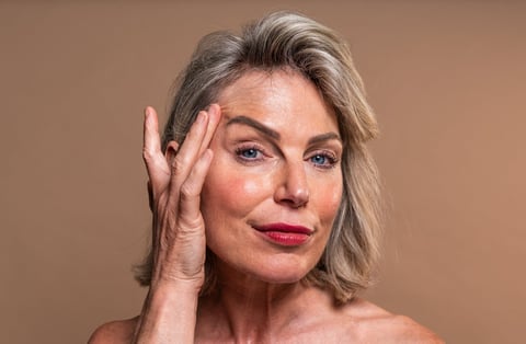 Mujer madura serena — presencia y claridad