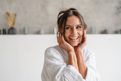 Mujer en ritual matutino de bienestar — sistema nervioso regulado