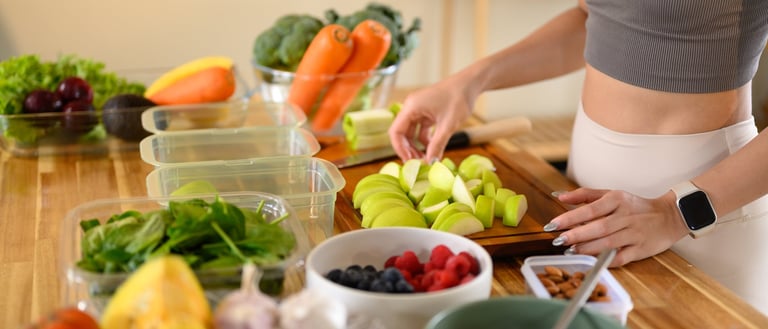 Mujer preparando alimentos nutritivos en cocina luminosa