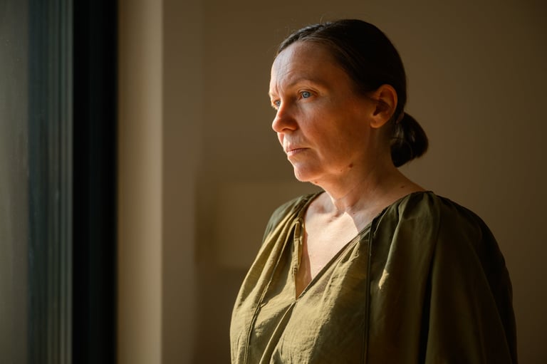 Mujer contemplativa junto a la ventana — presencia y reflexión