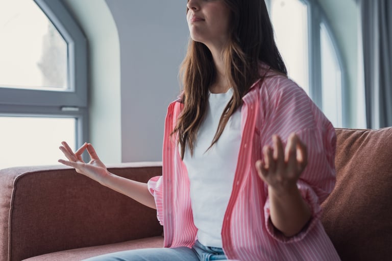 Mujer meditando en sala con luz natural, paz mental