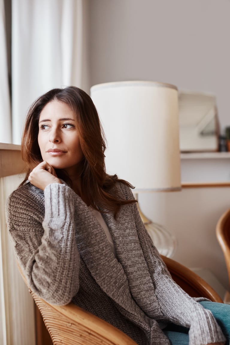 Mujer en calma contemplativa